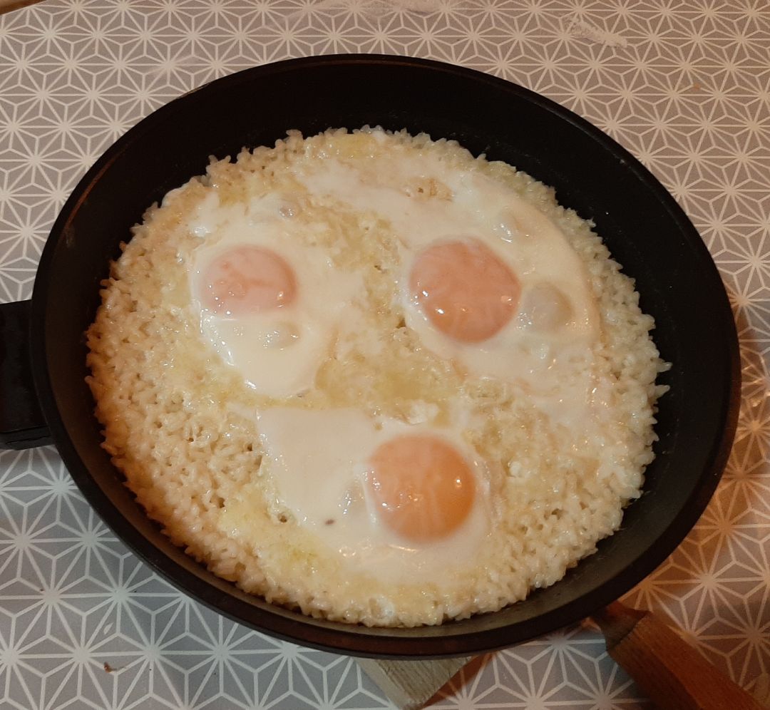 Arroz a la sartén con huevos. Arroz a la sartén con huevos.