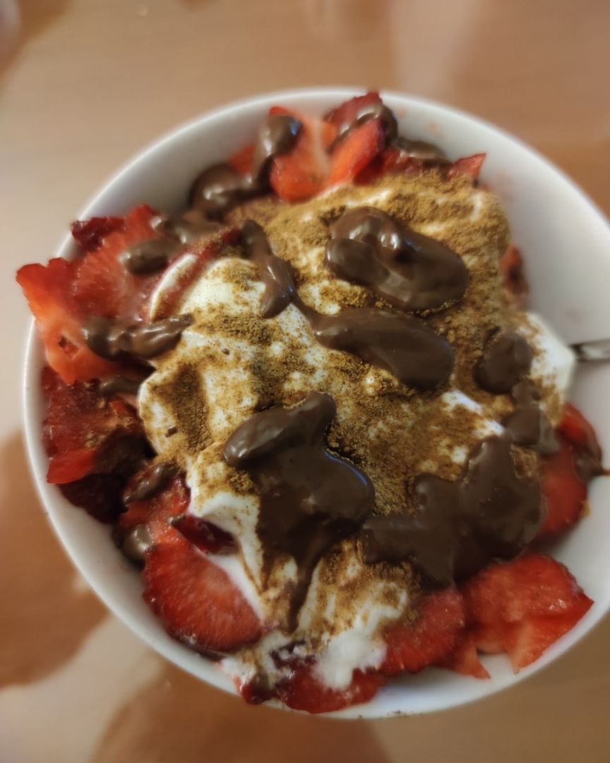 Bowl de yogur con frutas y chocolate Bowl de yogur con frutas y chocolate