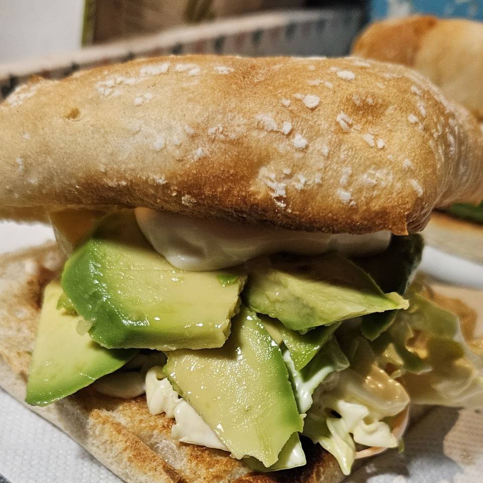 Sándwich de repollo crudo, zanahoria, aguacate y mayonesa light 