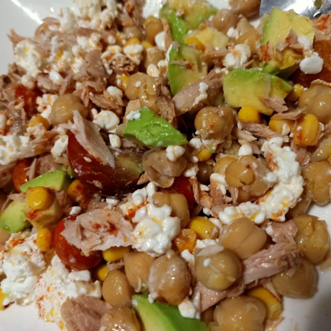 Ensalada de garbanzos, atún y queso cottage Ensalada de garbanzos, atún y queso cottage