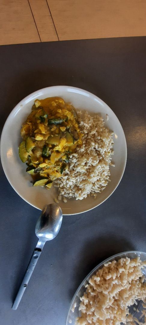 Arroz con curry, verduras y tofu
