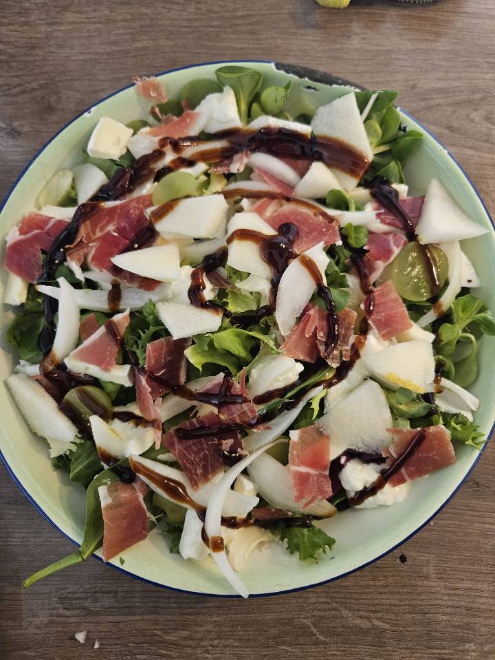 Ensalada de quesos, jamón y fruta Ensalada de quesos, jamón y fruta