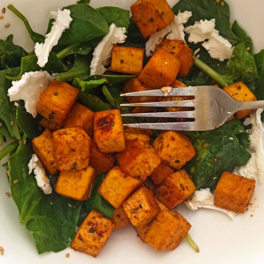 Ensalada de espinacas, tofu y rulo de cabra Ensalada de espinacas, tofu y rulo de cabra