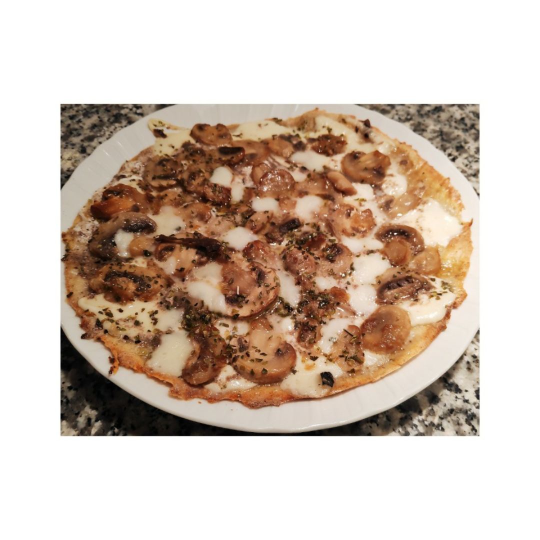 Pizza trufada con champiñones y mozzarella 🇭🇺 Pizza trufada con champiñones y mozzarella 🇭🇺