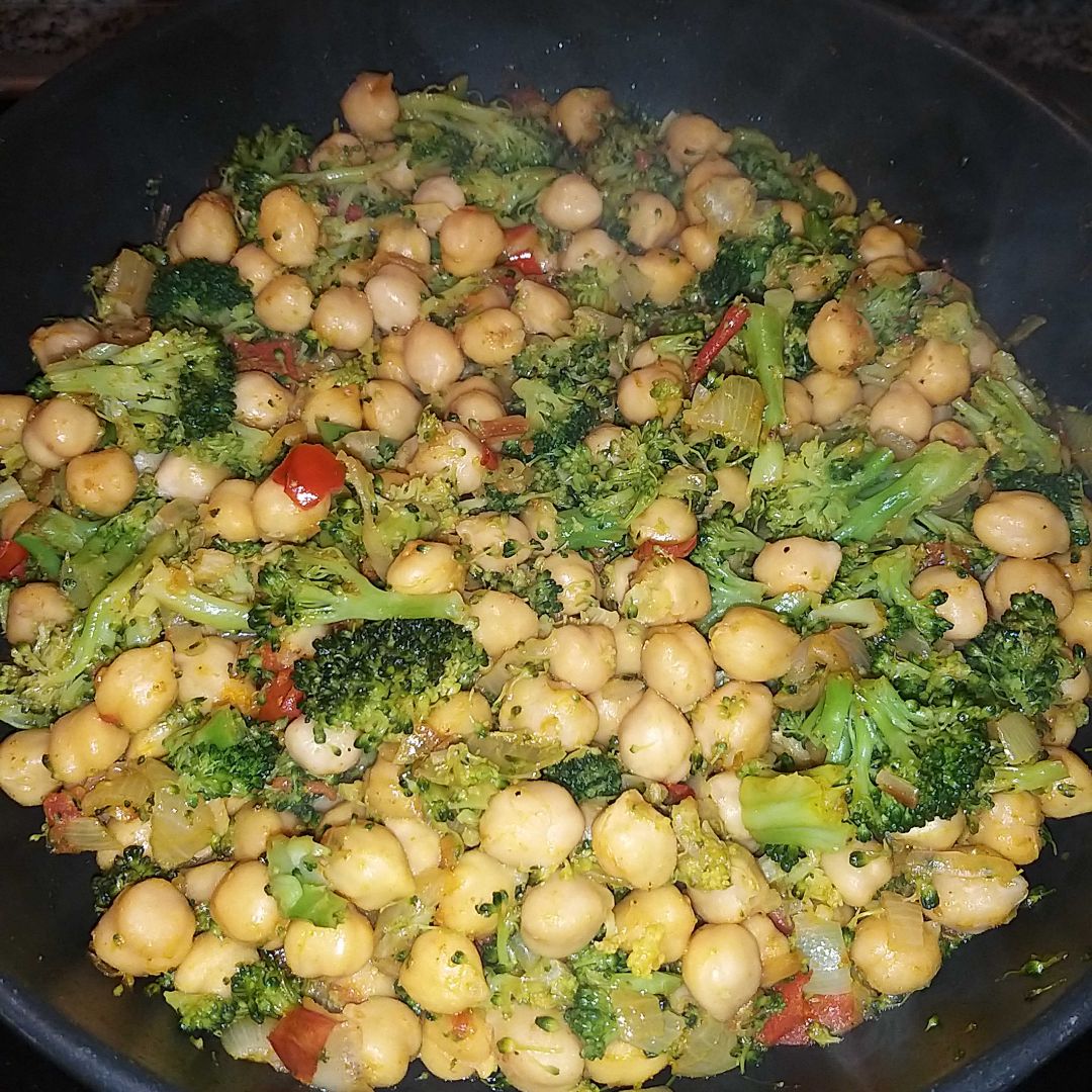 Garbanzos al curry con brocoli 🥦🥦🥦 Garbanzos al curry con brocoli 🥦🥦🥦
