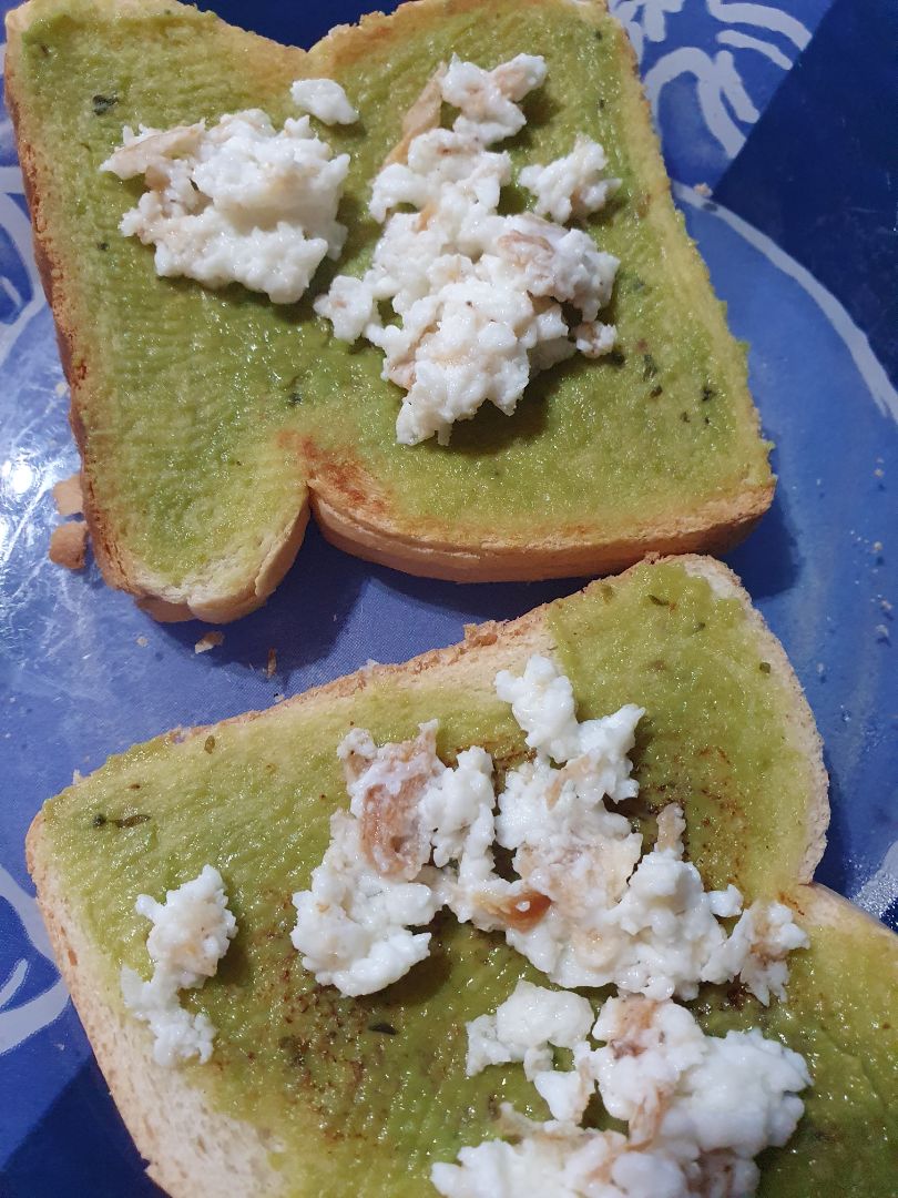 Tostada de guacamole y clara de huevo Tostada de guacamole y clara de huevo