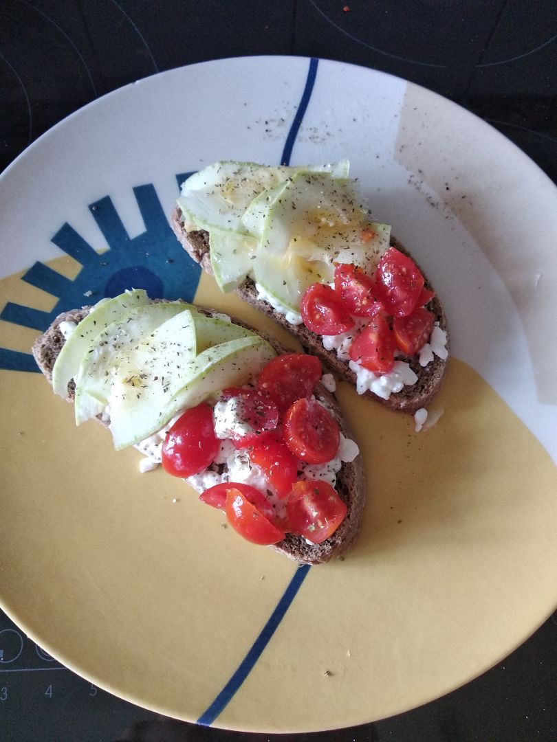Tostadas de pan integral con calabacin,cherry y requesón! Tostadas de pan integral con calabacin,cherry y requesón!