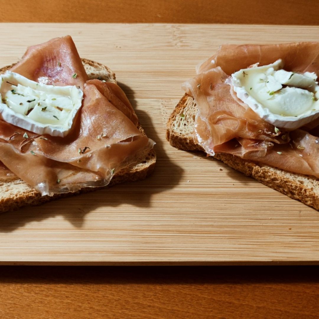 Tostada espelta de jamón serrano y queso de cabra
