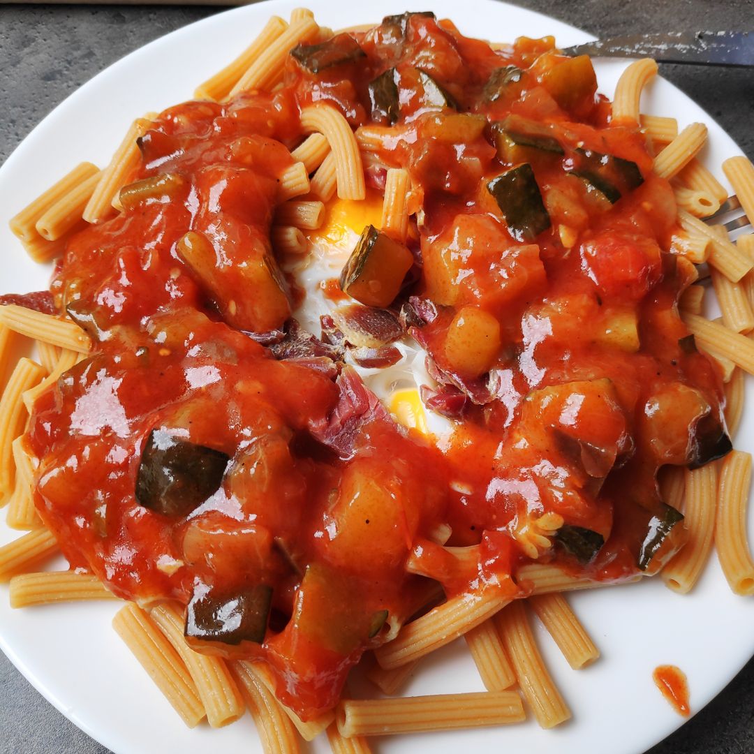 Pasta con jamón huevo y ratatouille Pasta con jamón huevo y ratatouille