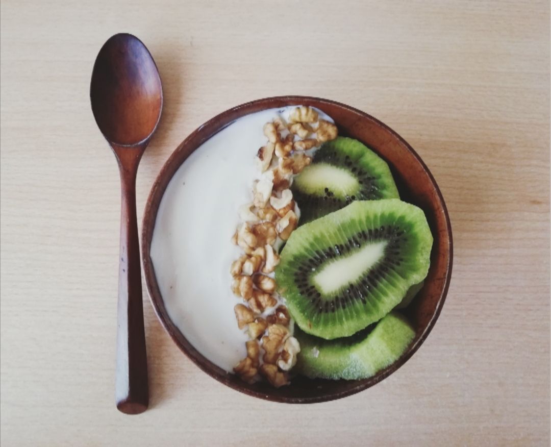 Cuenco de Yogur con Kiwi Cuenco de Yogur con Kiwi