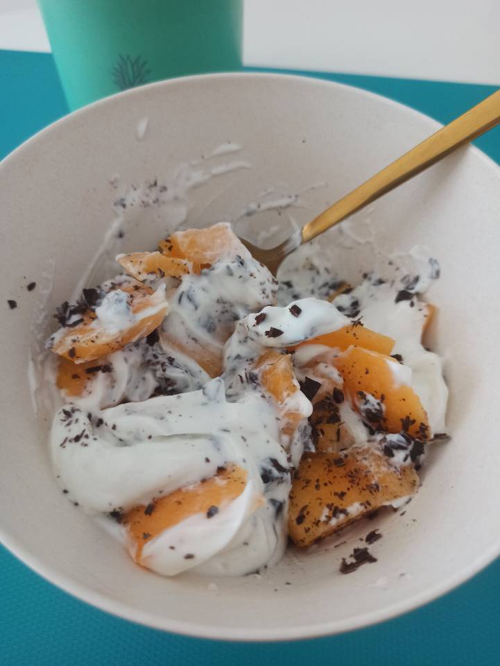 Yogur proteína con melocotón y chocolate Yogur proteína con melocotón y chocolate