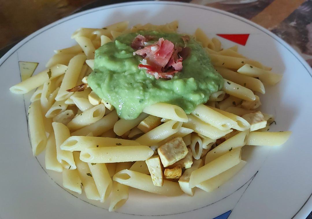 Macarrones con salsa de aguacate