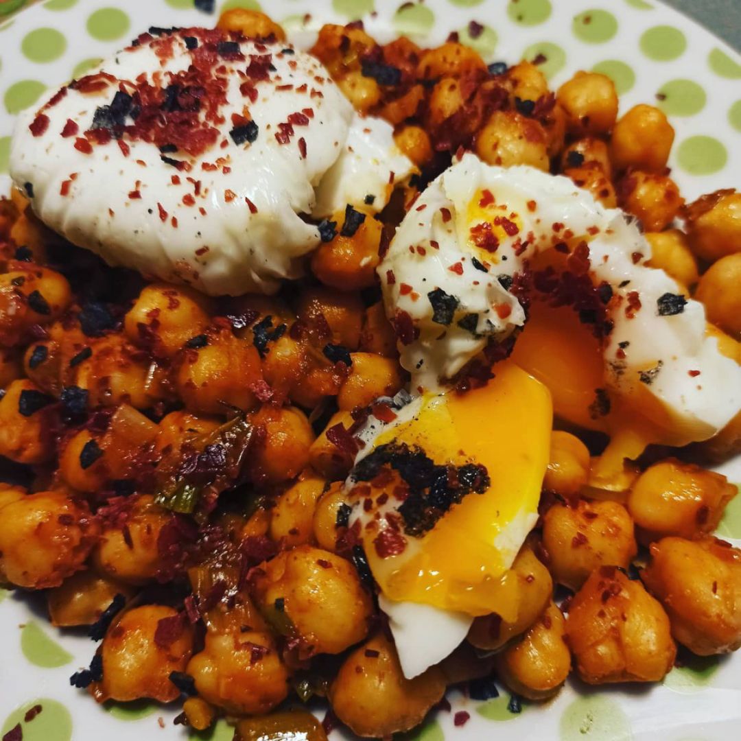 Garbanzos con polvo de jamón,ajos tiernos y huevo poché Garbanzos con polvo de jamón,ajos tiernos y huevo poché