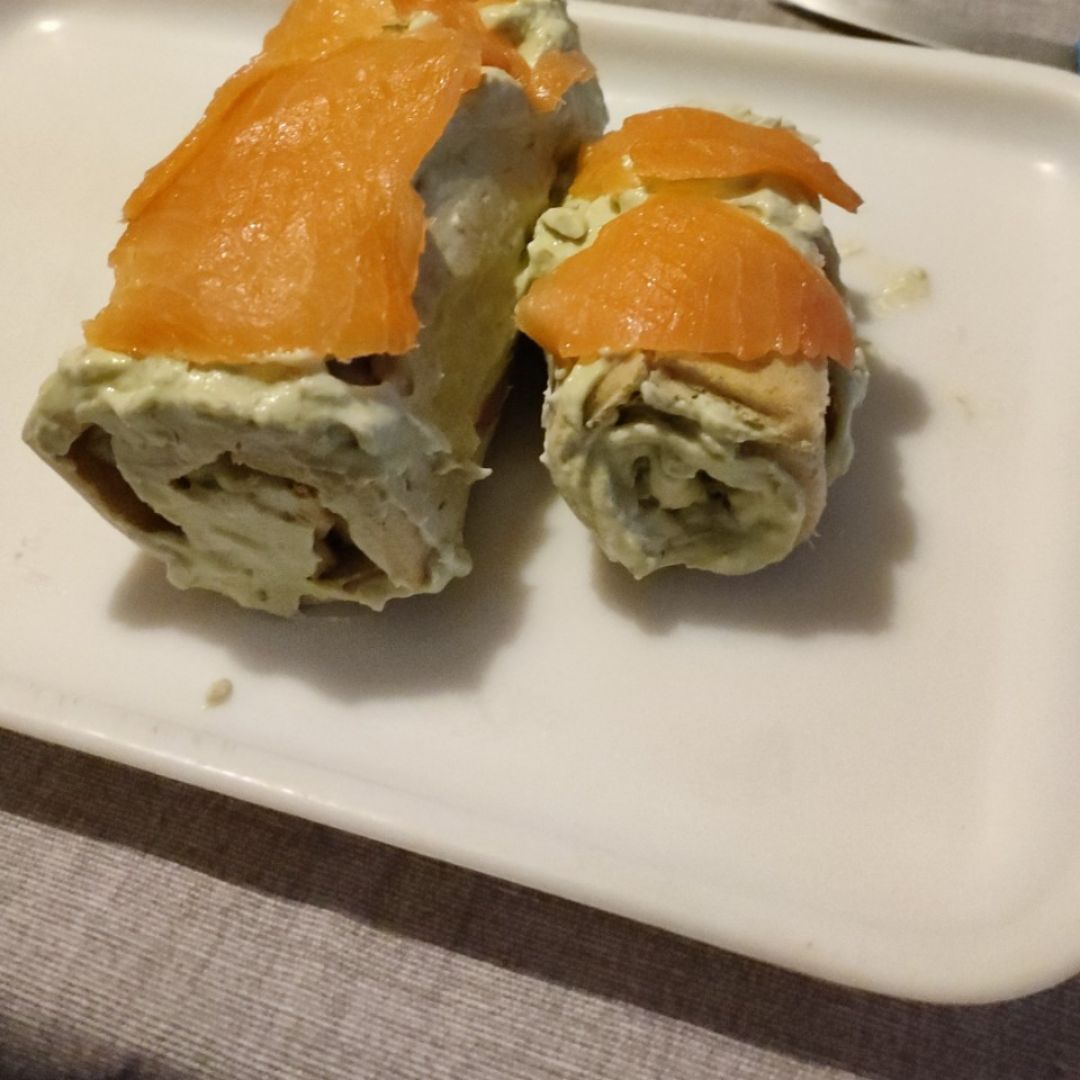 Brazo gitano con crema de aguacate y salmón Brazo gitano con crema de aguacate y salmón
