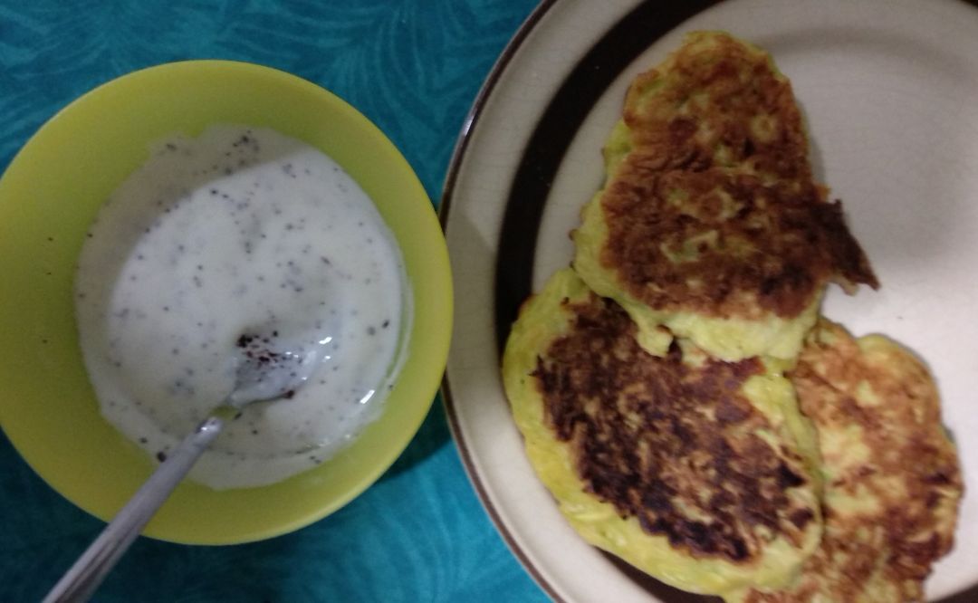 Tortitas de calabacín con salsa de yogurt Tortitas de calabacín con salsa de yogurt
