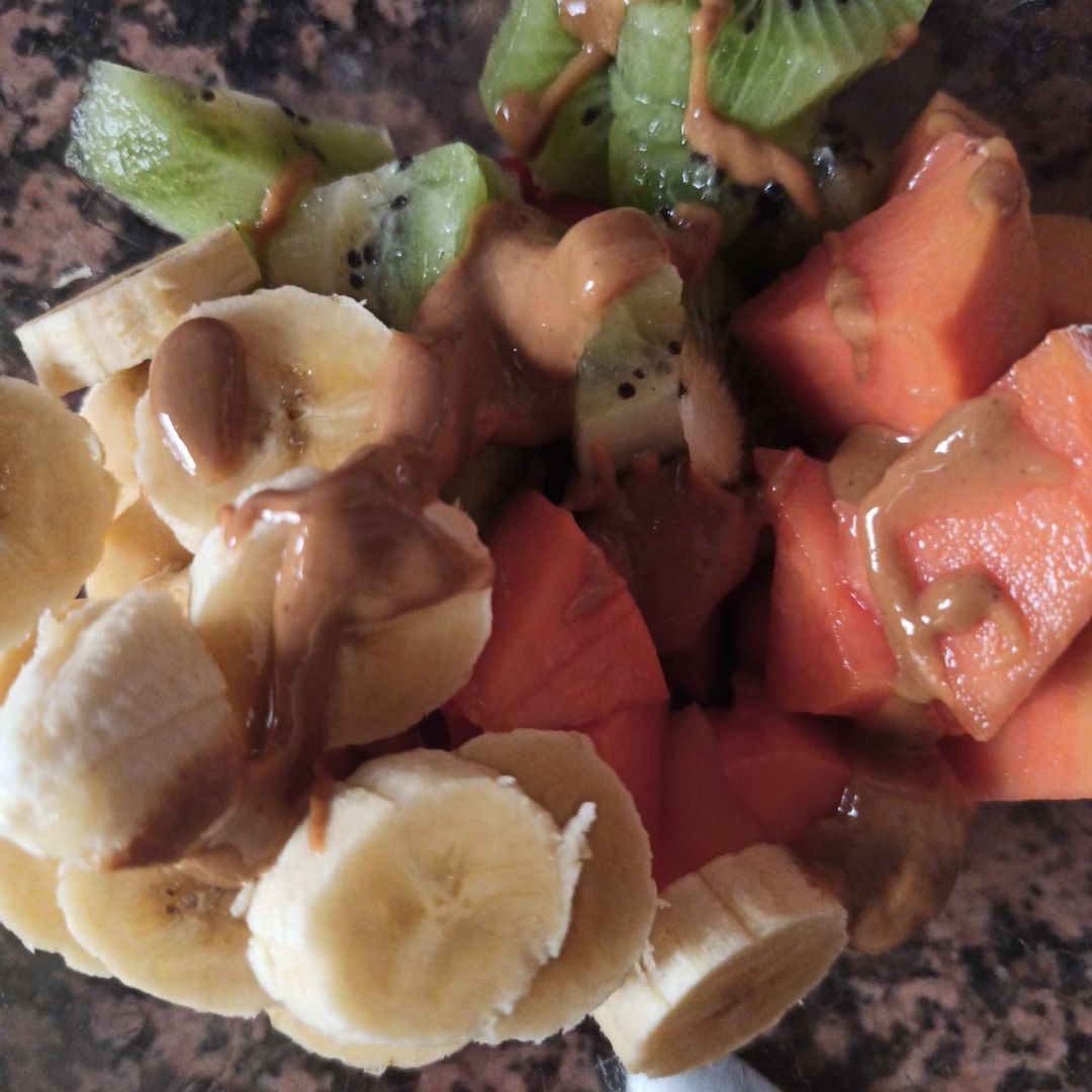 Bowl de frutas y crema de cacahuete
