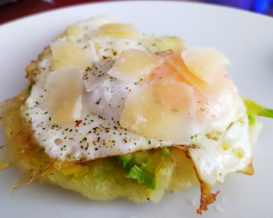 Sandwich de yuca con aguacate y huevo Sandwich de yuca con aguacate y huevo