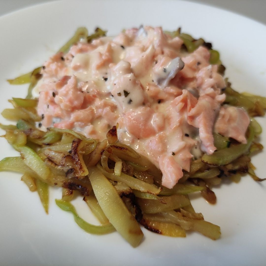 Zoodles con salsa de salmón keto Zoodles con salsa de salmón keto