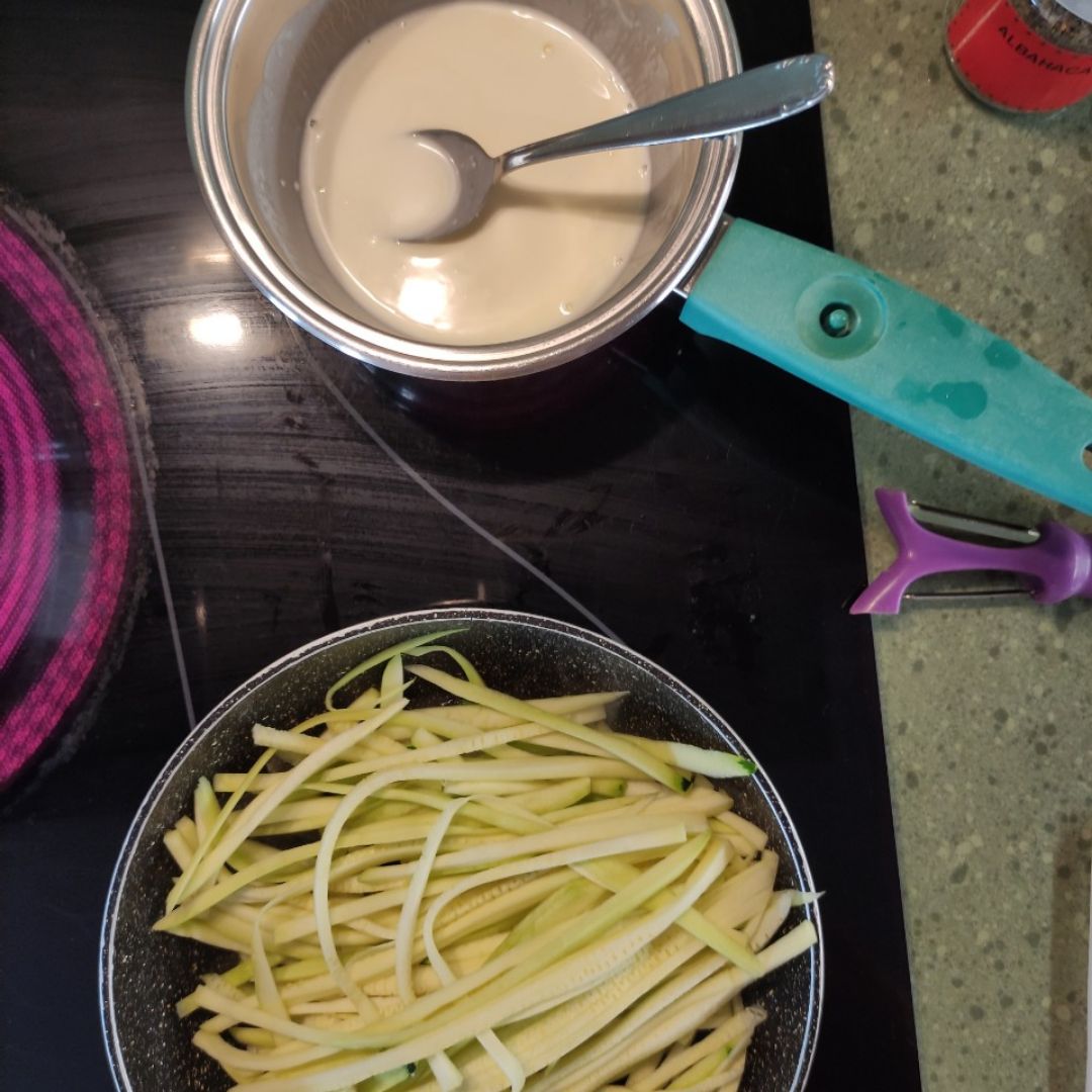 Zoodles con salsa de salmón keto Paso 1 Zoodles con salsa de salmón keto Paso 1