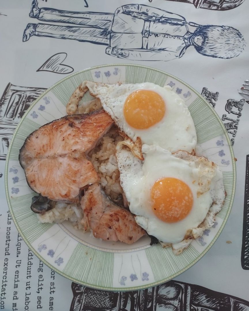 Arroz con salsa de soja, salmón y huevos a la plancha👩🏻🍳 Arroz con salsa de soja, salmón y huevos a la plancha👩🏻🍳