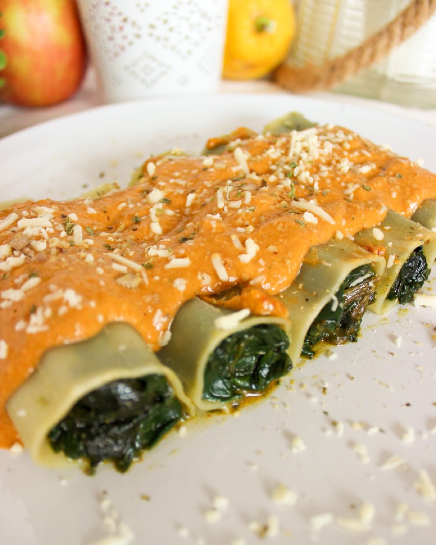 Canelones con pesto de avellanas y tomate 