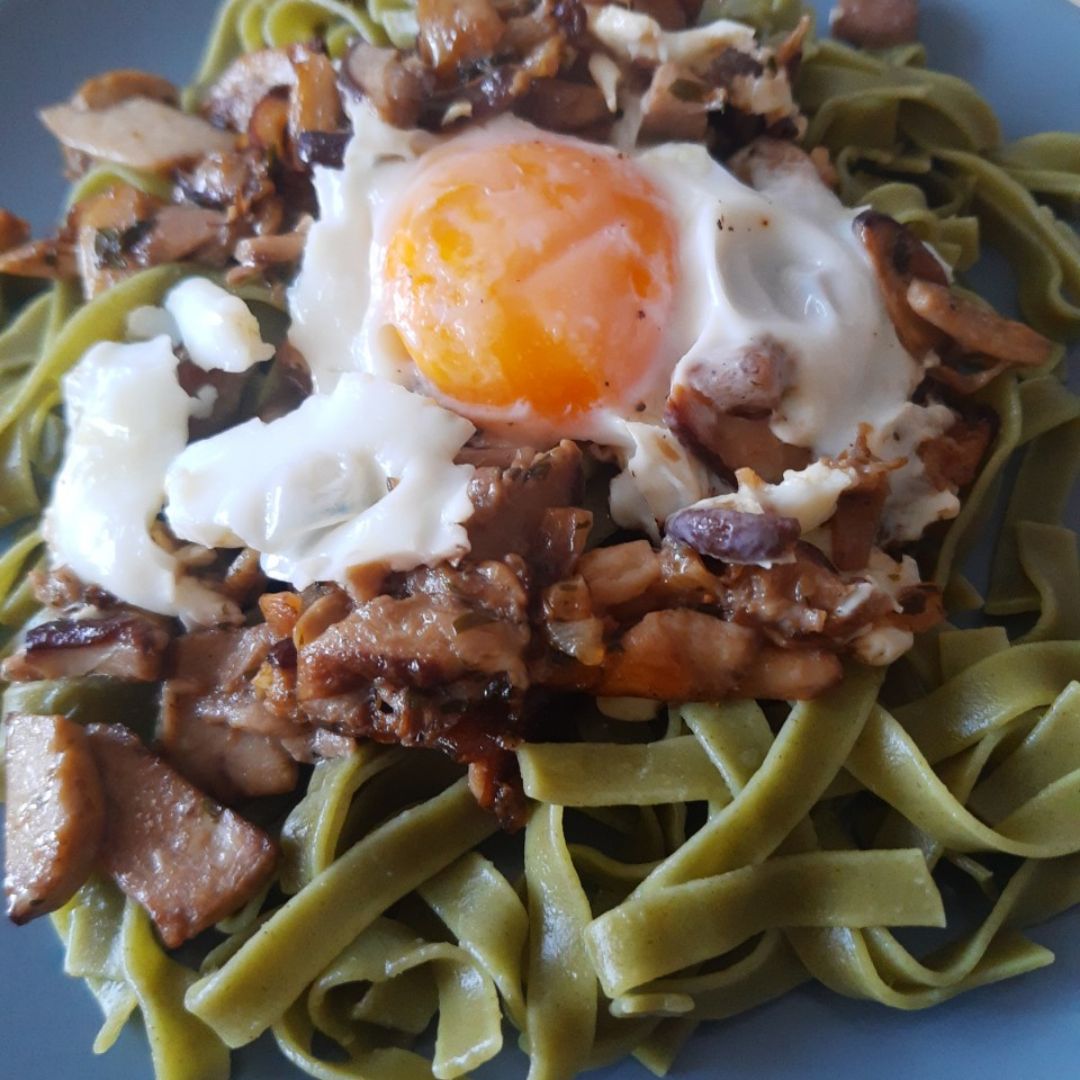 Tagliatelle de espinacas con hongos y huevo Tagliatelle de espinacas con hongos y huevo