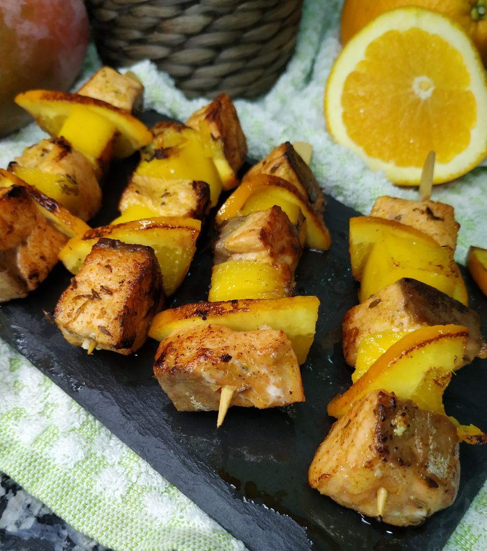 Brochetas de salmón, mango y naranja Brochetas de salmón, mango y naranja