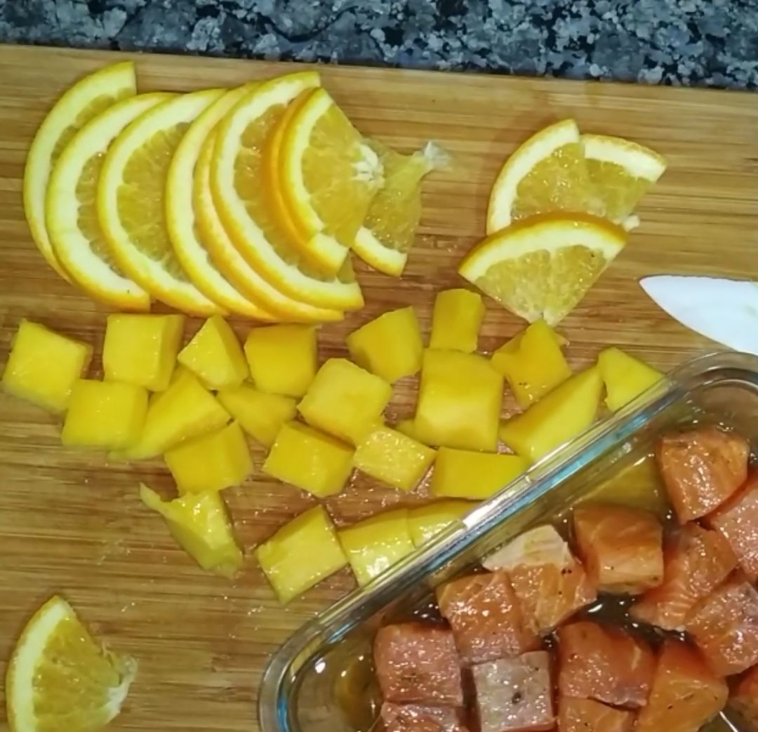 Brochetas de salmón, mango y naranja Paso 1 Brochetas de salmón, mango y naranja Paso 1