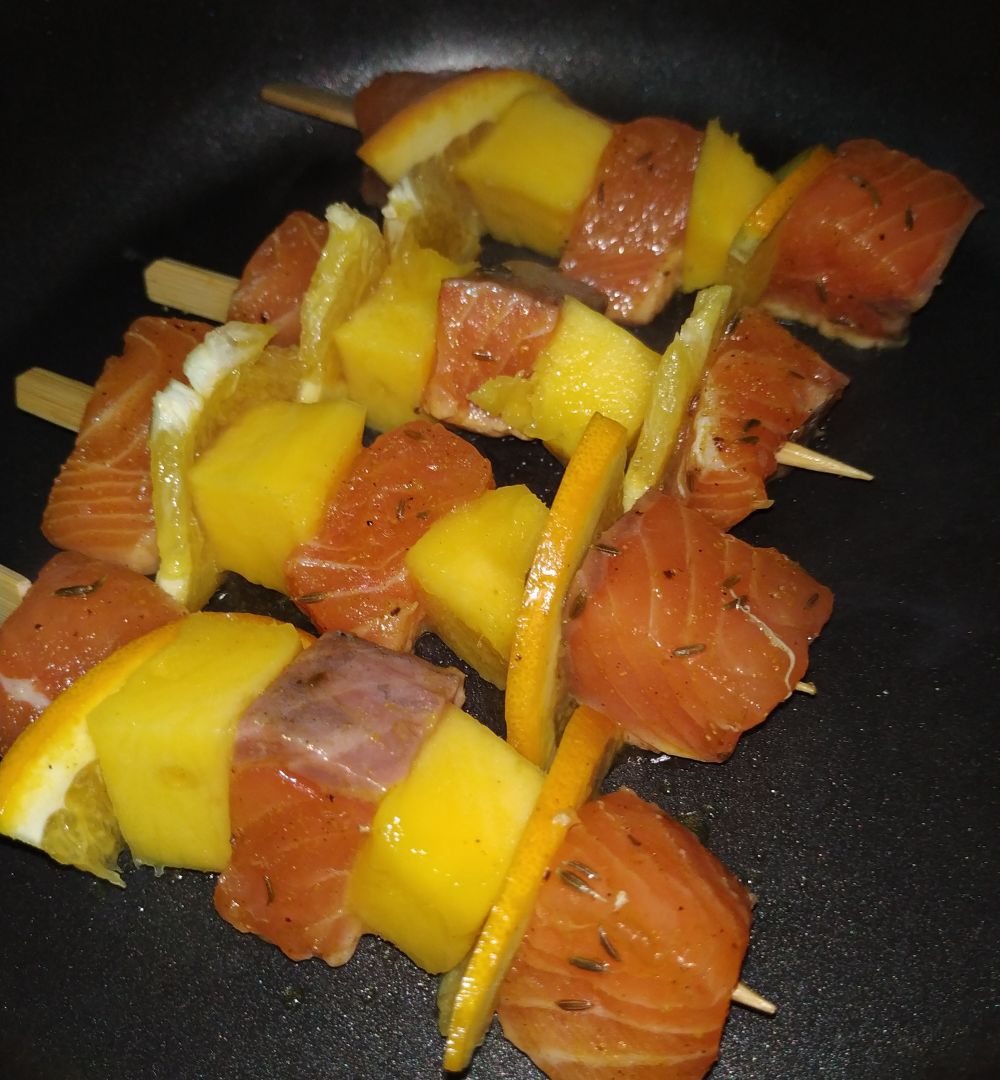 Brochetas de salmón, mango y naranja Paso 2 Brochetas de salmón, mango y naranja Paso 2
