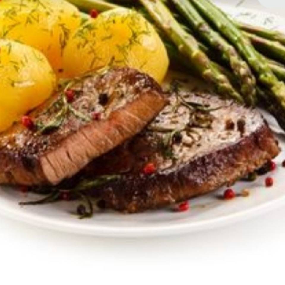 Filete de ternera con patatas y esparragos