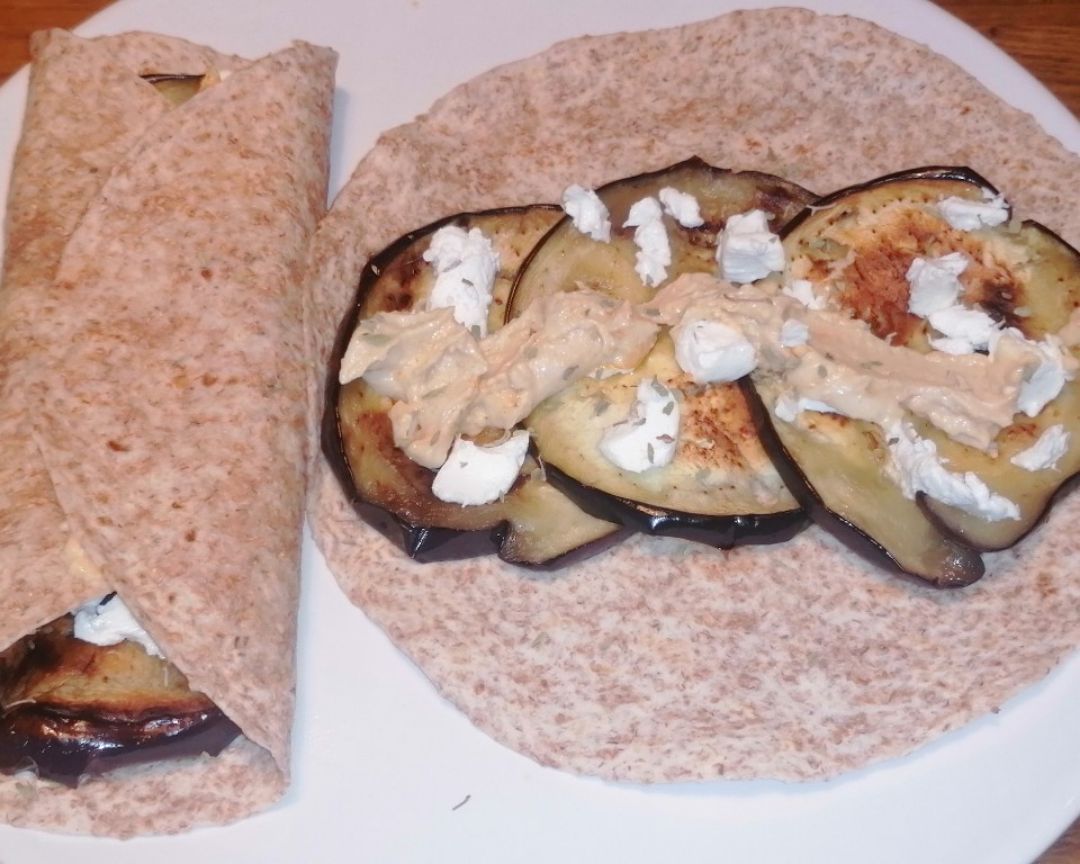 Burrito de berenjena, queso de cabra y humus 