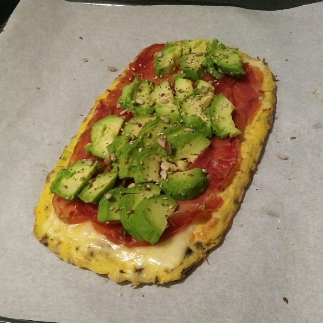 Tortilla de champiñones y queso con jamón y aguacate