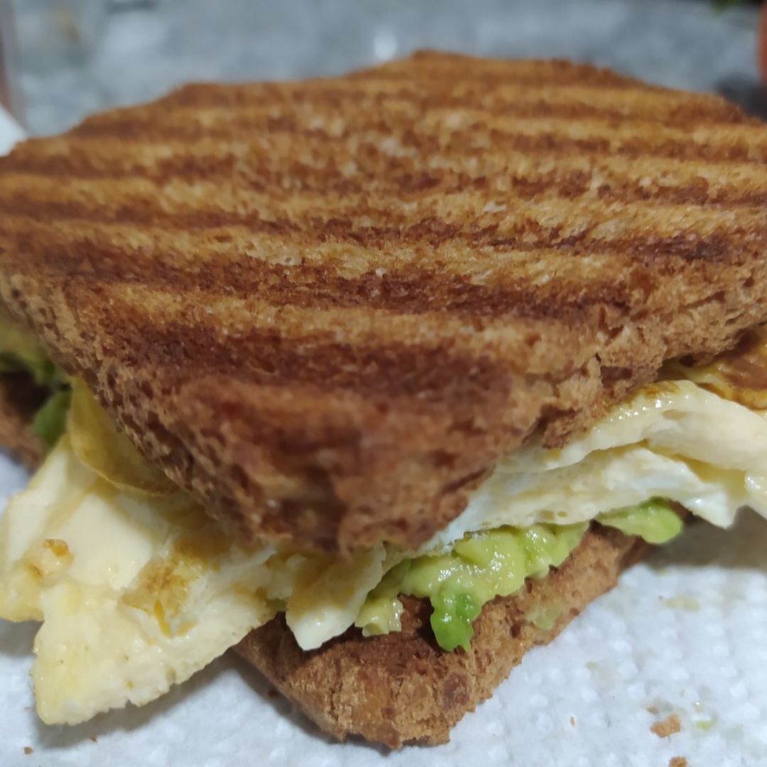 Sandwich tortilla y aguacate Sandwich tortilla y aguacate