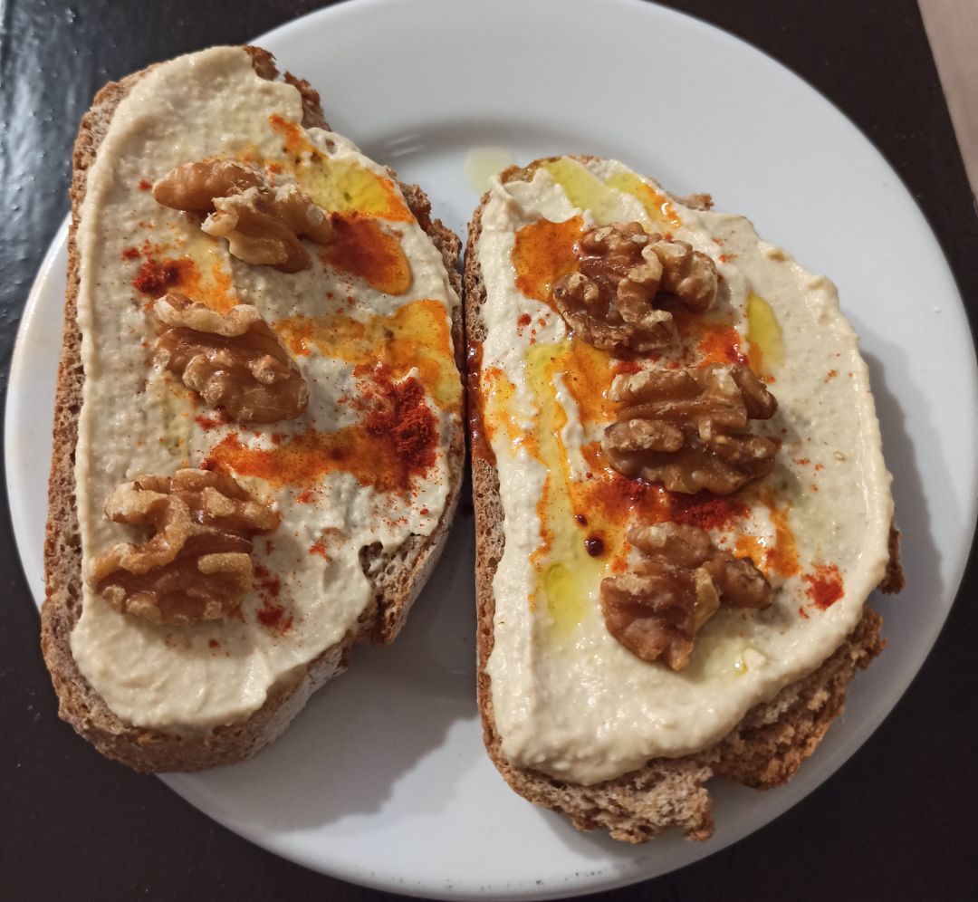 Tostadas de pan integral con hummus y nueces Tostadas de pan integral con hummus y nueces