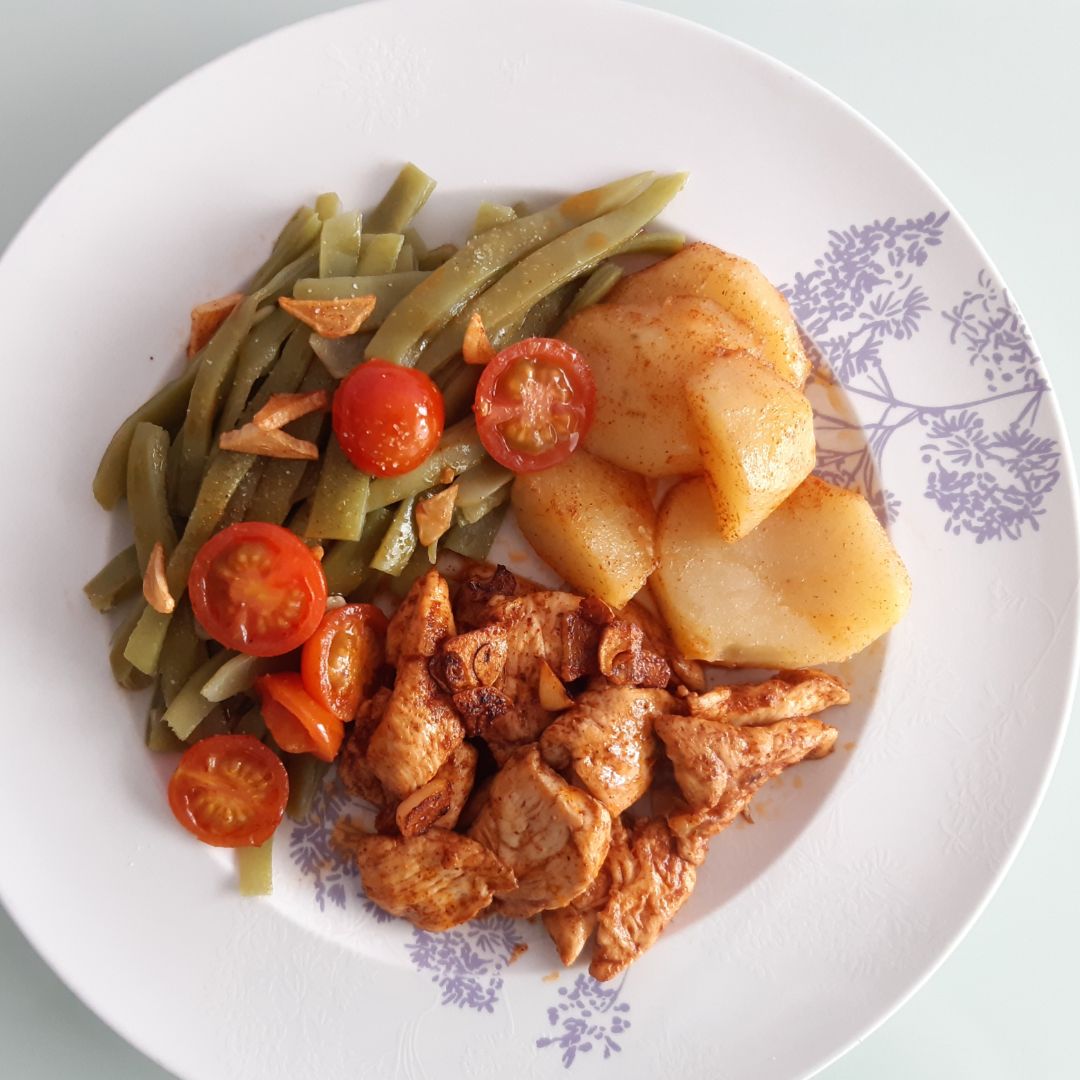 Vainas con patatas y pollo