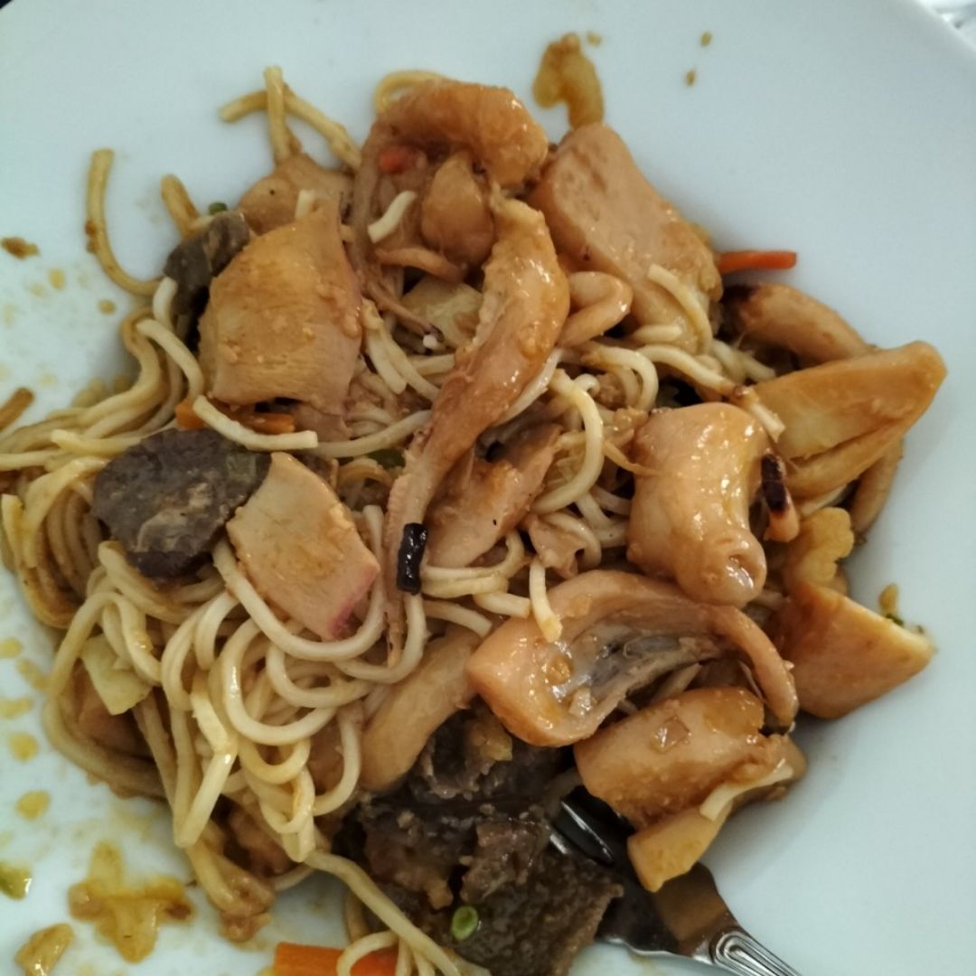 Wok de choco, carne kebab, verduras orientales y espaguetis integrales. Wok de choco, carne kebab, verduras orientales y espaguetis integrales.