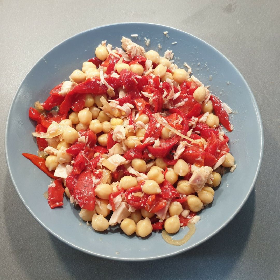 Ensalada de garbanzos, pimientos del piquillo y bonito