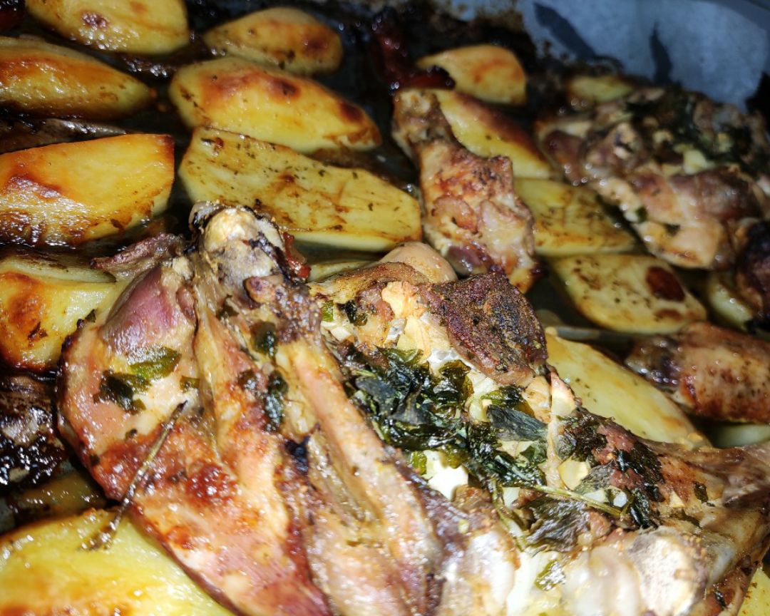 Asado de pollo con patatas.