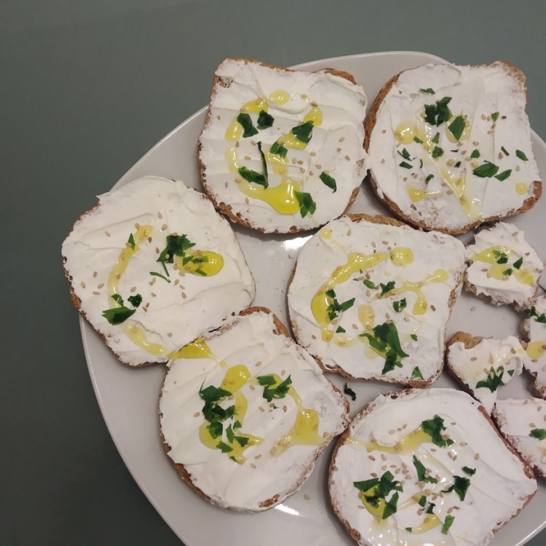 Tostadas integrales con Labneh 🍽️ Tostadas integrales con Labneh 🍽️