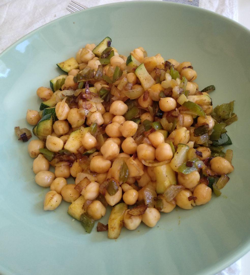 Garbanzos salteados con verduras y curry Garbanzos salteados con verduras y curry