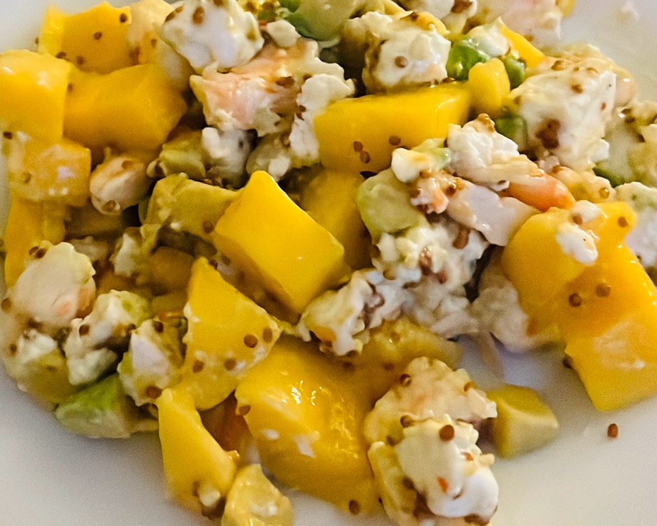 Ensalada de aguacate, mango, langostinos y queso de cabra con aliño de miel y mostaza Ensalada de aguacate, mango, langostinos y queso de cabra con aliño de miel y mostaza