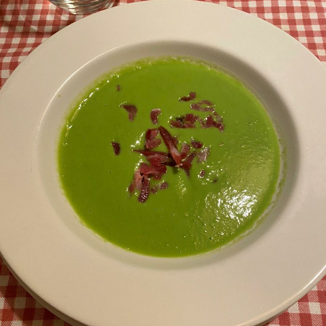Crema de guisantes con jamón ibérico.