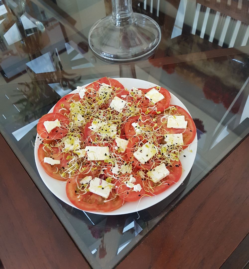 Tomate aliñado de entrada con queso feta y germinados🍅🧀 Tomate aliñado de entrada con queso feta y germinados🍅🧀