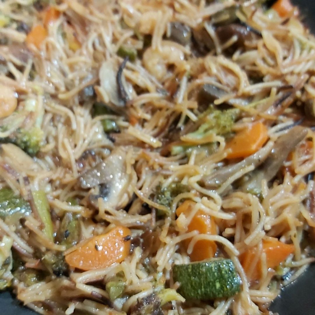 Fideuá de verduras y gambitas Fideuá de verduras y gambitas