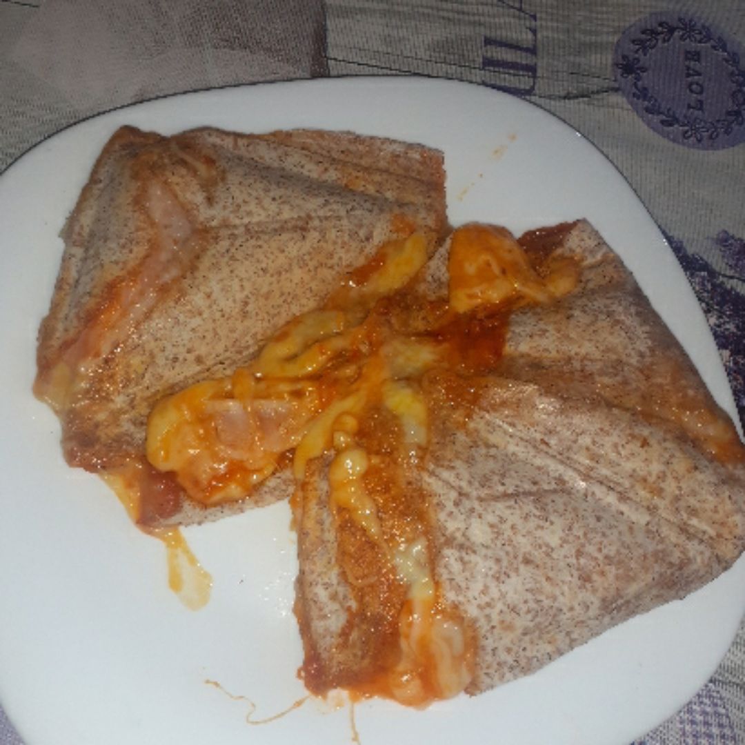 Quesadilla con jamón cocido. Quesadilla con jamón cocido.