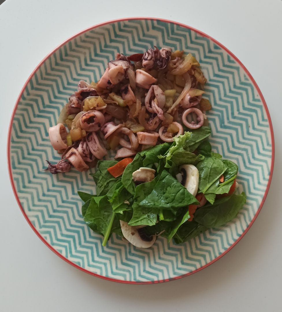 Calamares con ensalada Calamares con ensalada