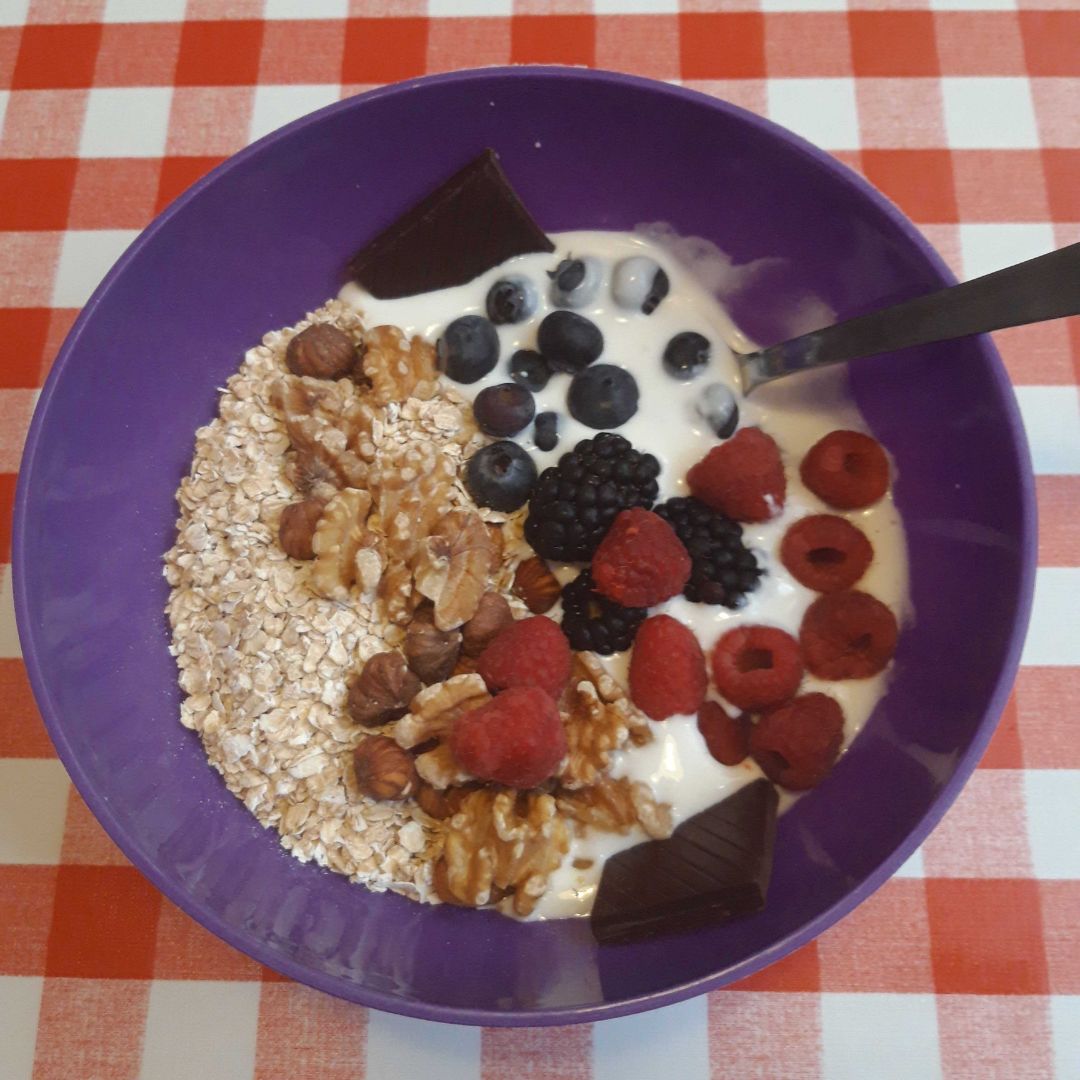 Bol: Kéfir , Avena y Mix de Frutos Rojos y Secos Bol: Kéfir , Avena y Mix de Frutos Rojos y Secos