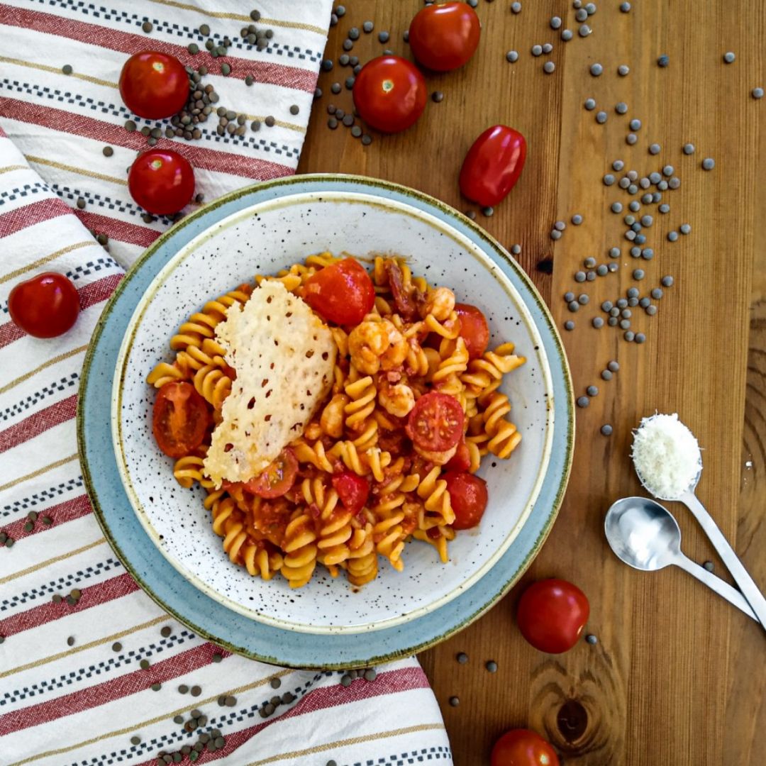 Fusilli de lentejas con gambas, jamón y crujiente de parmesano Fusilli de lentejas con gambas, jamón y crujiente de parmesano