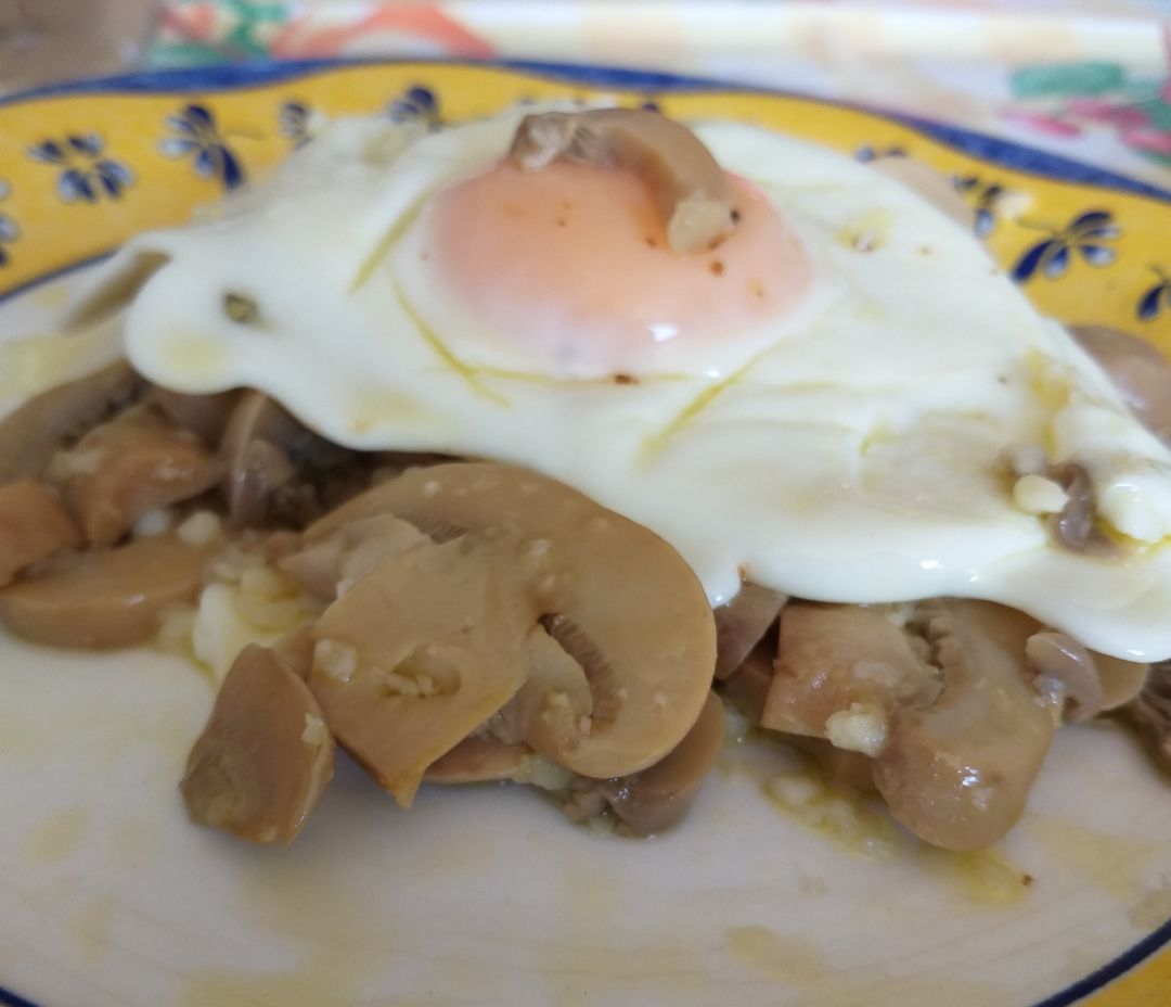 Champis al ajillo y huevo Champis al ajillo y huevo