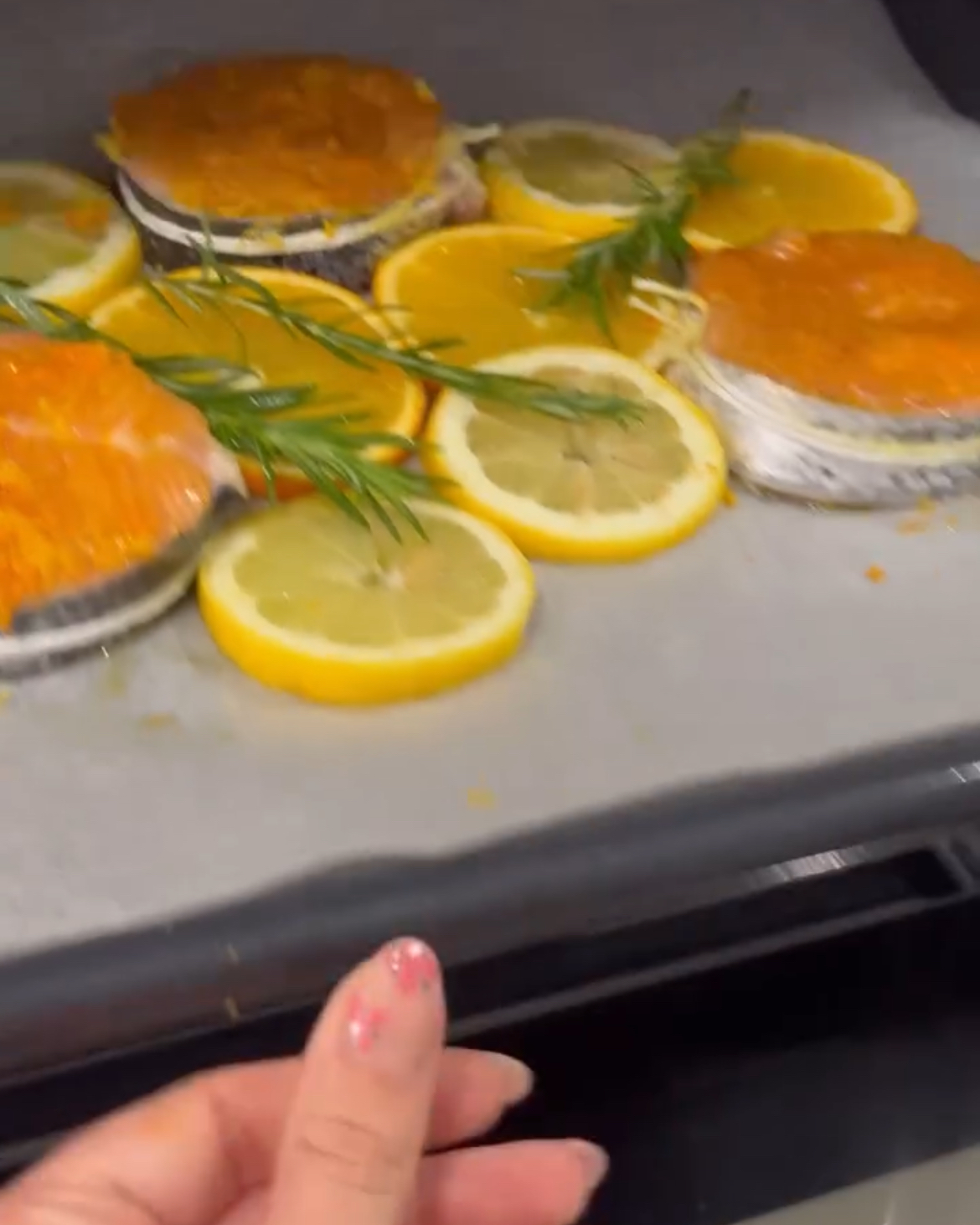Salmón al horno con salsa de chalotas Paso 3 Salmón al horno con salsa de chalotas Paso 3